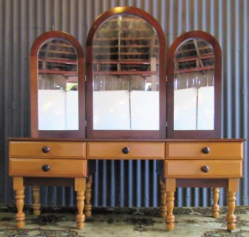 A STUNNING VINTAGE DRESSING WITH THREE MIRORS - SIDE MIRORS TURN IN