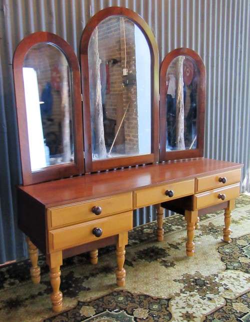 A STUNNING VINTAGE DRESSING WITH THREE MIRORS - SIDE MIRORS TURN IN