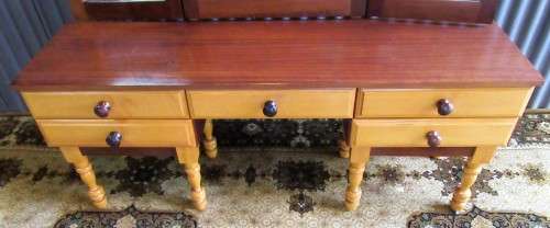 A STUNNING VINTAGE DRESSING WITH THREE MIRORS - SIDE MIRORS TURN IN