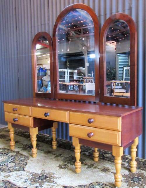 A STUNNING VINTAGE DRESSING WITH THREE MIRORS - SIDE MIRORS TURN IN