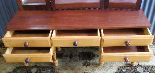 A STUNNING VINTAGE DRESSING WITH THREE MIRORS - SIDE MIRORS TURN IN