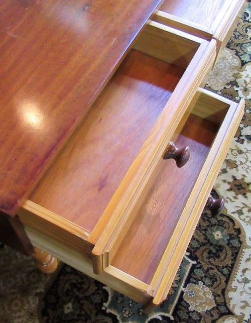 A STUNNING VINTAGE DRESSING WITH THREE MIRORS - SIDE MIRORS TURN IN