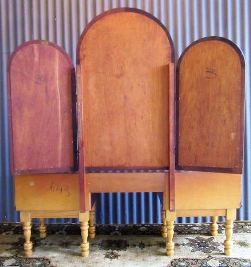 A STUNNING VINTAGE DRESSING WITH THREE MIRORS - SIDE MIRORS TURN IN