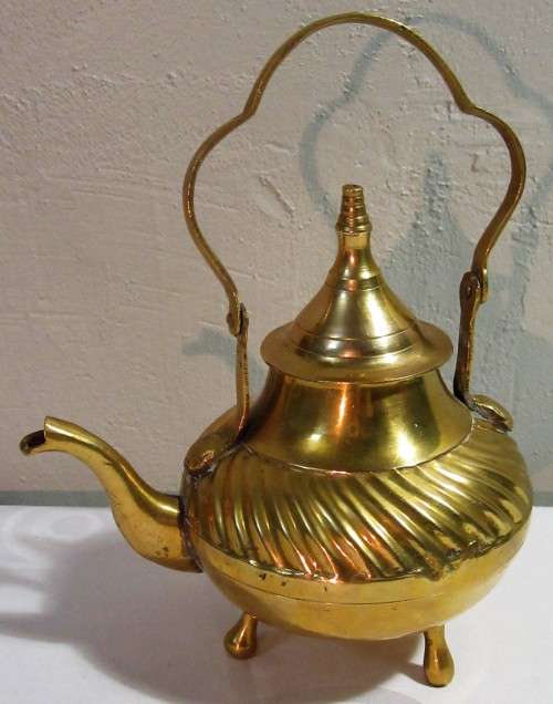 A GORGEOUS LIDDED BRASS KETTLE -