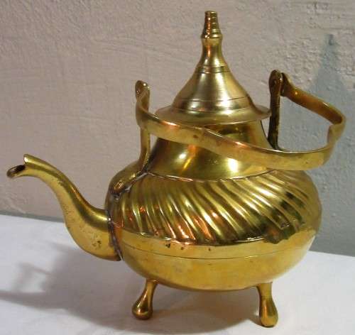 A GORGEOUS LIDDED BRASS KETTLE -
