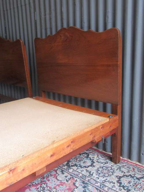 A PAIR OF TWO STUNNING VINTAGE SINGLE BEDS RETRO CHIC
