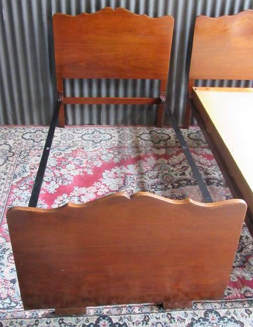 A PAIR OF TWO STUNNING VINTAGE SINGLE BEDS RETRO CHIC