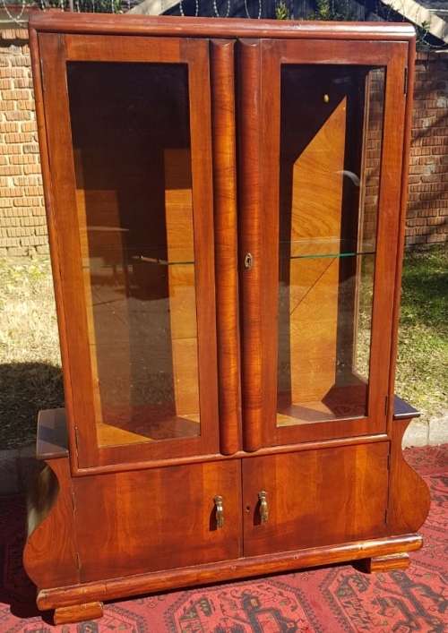 A MARVELOUS 1920'S ART DECO SHOW CASE WITH ONE GLASS SHELF