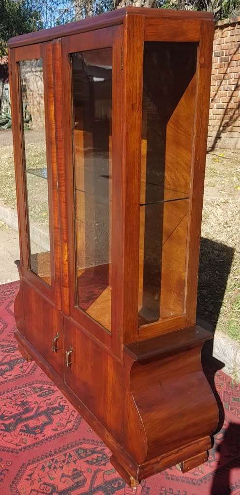 A MARVELOUS 1920'S ART DECO SHOW CASE WITH ONE GLASS SHELF