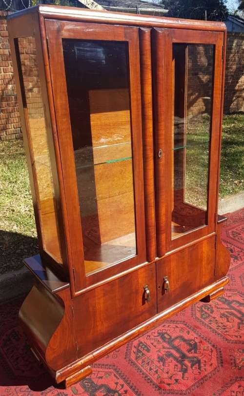 A MARVELOUS 1920'S ART DECO SHOW CASE WITH ONE GLASS SHELF
