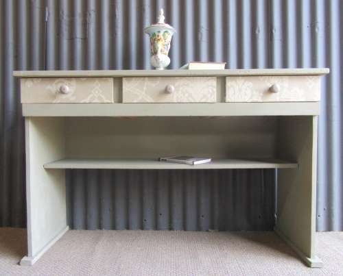 A TRENDY SHABBY CHIC DESK WITH THREE DRAWERS -