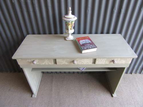 A TRENDY SHABBY CHIC DESK WITH THREE DRAWERS -