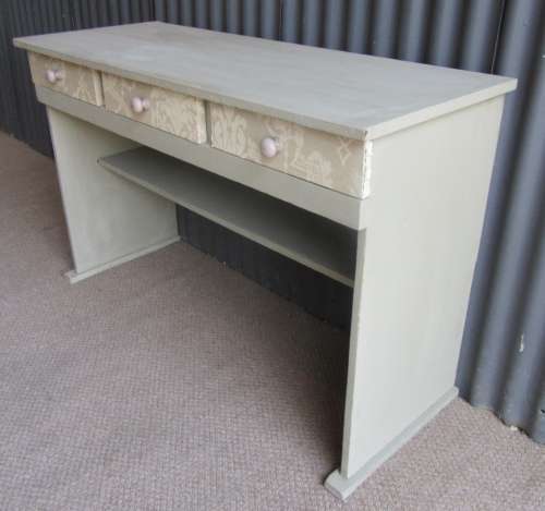 A TRENDY SHABBY CHIC DESK WITH THREE DRAWERS -