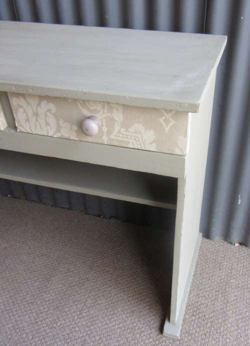 A TRENDY SHABBY CHIC DESK WITH THREE DRAWERS -