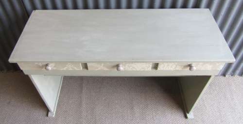 A TRENDY SHABBY CHIC DESK WITH THREE DRAWERS -
