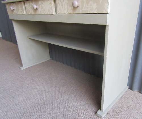 A TRENDY SHABBY CHIC DESK WITH THREE DRAWERS -