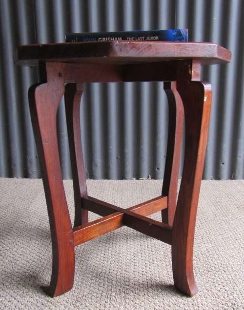 A BEAUTIFUL SOLID WOOD VINTAGE COFFEE SIDE TABLE