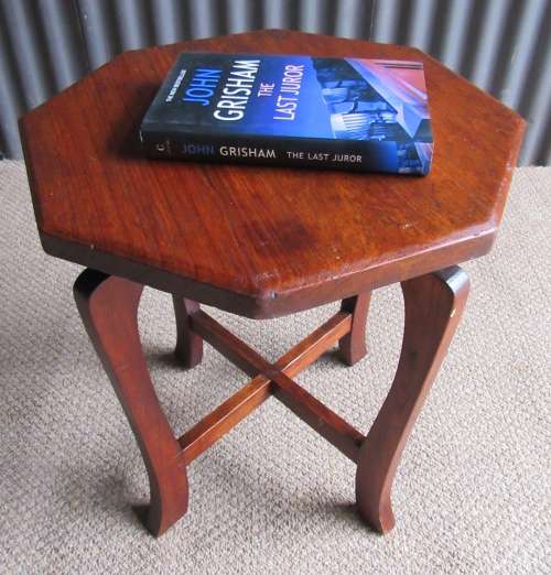 A BEAUTIFUL SOLID WOOD VINTAGE COFFEE SIDE TABLE