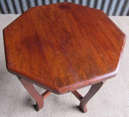 A BEAUTIFUL SOLID WOOD VINTAGE COFFEE SIDE TABLE
