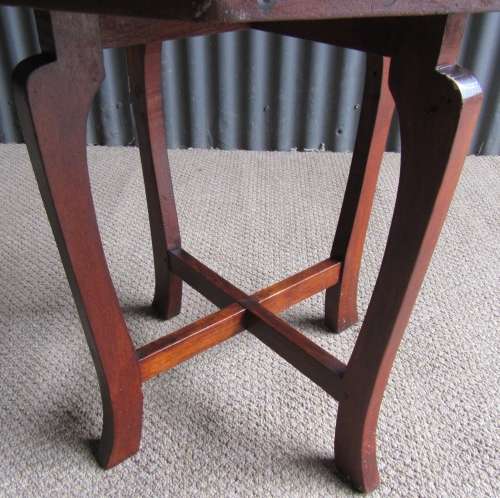 A BEAUTIFUL SOLID WOOD VINTAGE COFFEE SIDE TABLE