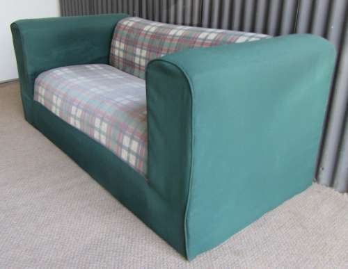 A LOVLEY VINTAGE SLEEPER COUCH -