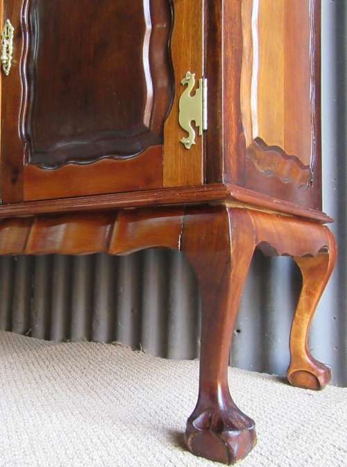 WOW A STUNNING BALL & CLAW WELSH DRESSER IN GOOD CONDITION BY MACMEE FURNITURE
