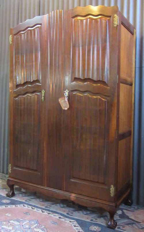 A STUNNING TWO DOOR BALL & CLAW WARDROBE IN GOOD CONDITION WITH KEYS