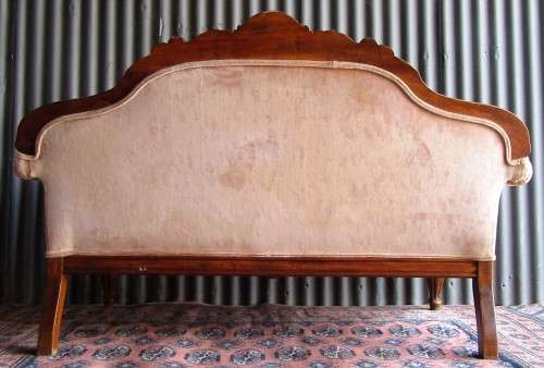 A GLAMOURS VICTORIAN STYLE DOUBLE SEATER SOFA COMFORTABLE FOR THAT SPECIAL CORNER