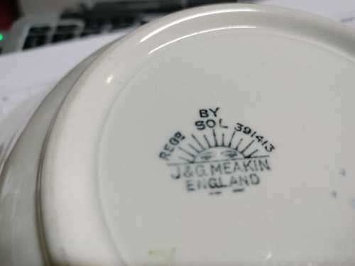 Beautiful Vintage J & G Meakin Double Handled Casserole/Vegetable Bowl with a Lid