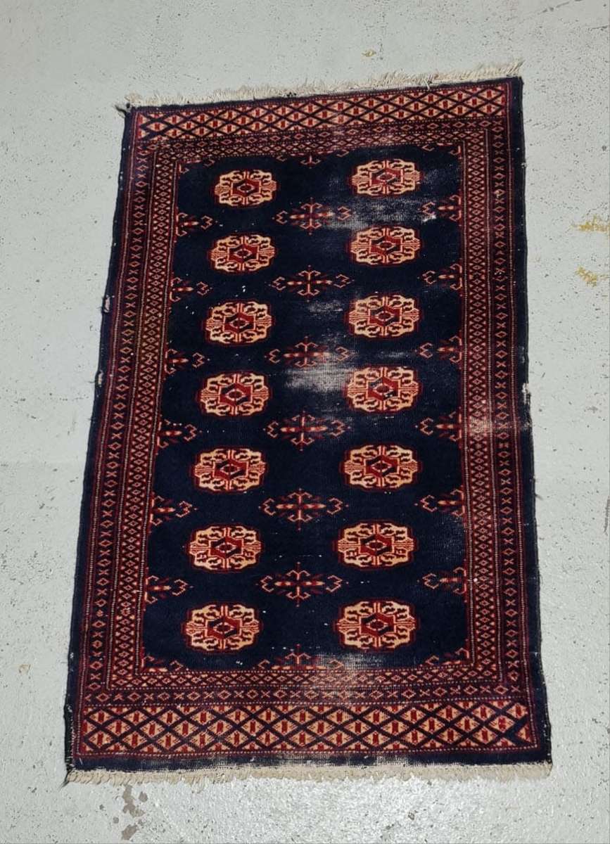 Vintage Mori Bakori Persian Carpet. Measuring 132x78cm