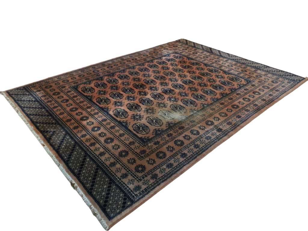 This stunning Vintage Mori Bakori Persian Carpet measures 235x166cm