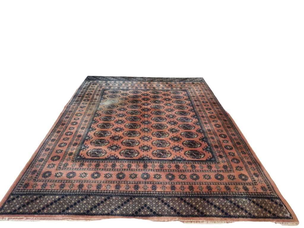 This stunning Vintage Mori Bakori Persian Carpet measures 235x166cm