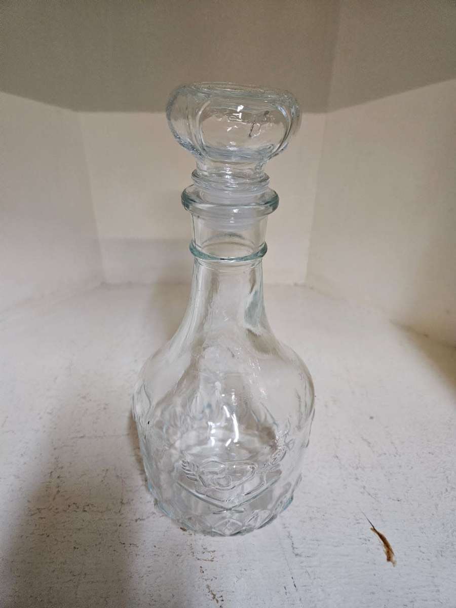 Add a touch of elegance to your home bar with this stunning 28cm glass decanter