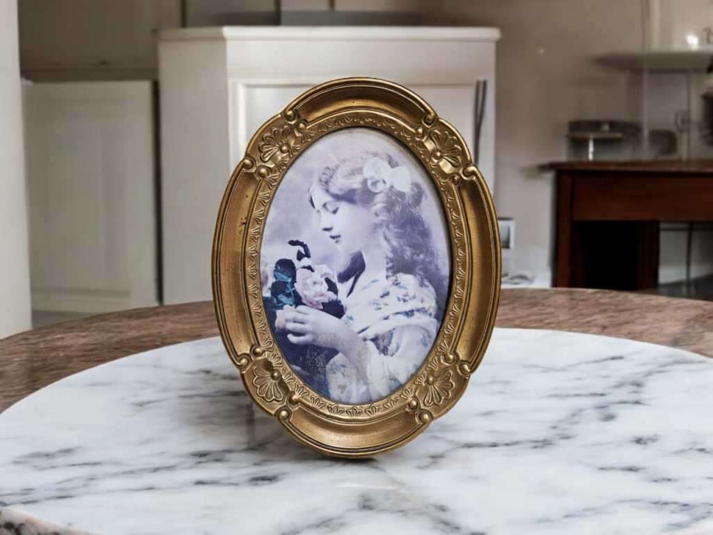 Beautiful ornate standing/hanging picture frame, perfect for showcasing your most cherished memories