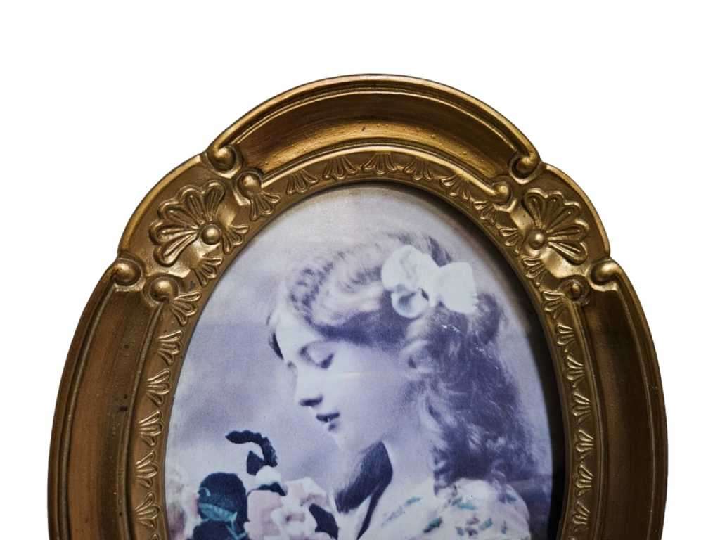 Beautiful ornate standing/hanging picture frame, perfect for showcasing your most cherished memories