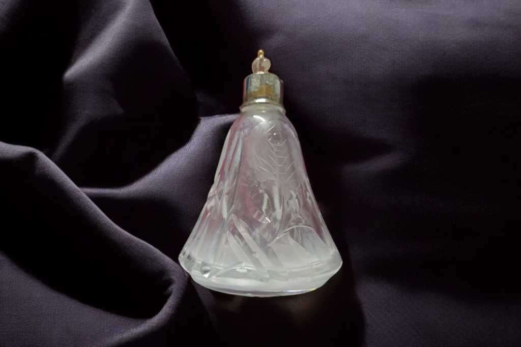 Antique Cut Crystal Perfume Bottle, measuring at 14x9x9cm