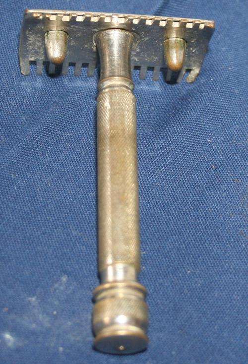 AMAZING ANTIQUE METAL RAZOR