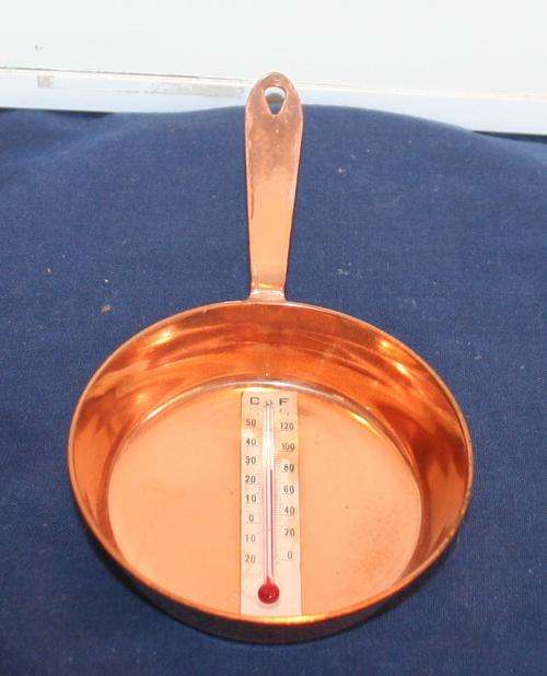 MAGNIFICENT VINTAGE LITTLE COPPER PAN WITH TERMOMETER FITTED IN THE PAN