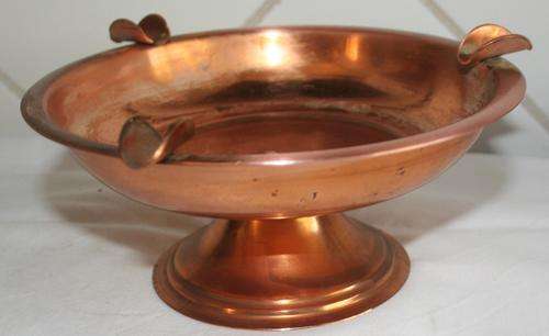 BEAUTIFUL VINTAGE COPPER ASHTRAYS ON A STAND  - IDEAL FOR AROUND YOUR BAR
