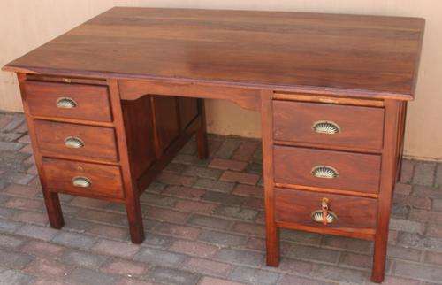 AN FANTASTIC LARGE SOLID DESK WITH LOTS OF DRAWERS WITH TWO LOCKABLE DRAWERS AND KEY
