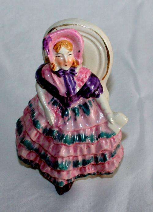 AN MAGNIFICENT PORCELAIN FIGURINE OF A VICTORIAN LADY ON A CHAIR WITH SO MUCH DETAIL
