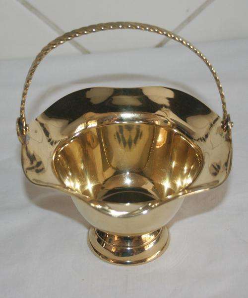 AN FANTASTIC BRASS BASKET WITH BEAUTIFUL TURNED HANDEL