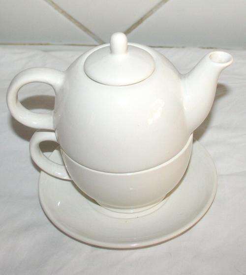 AN AMZING PORCELAIN/CERAMIC TEA FOR ONE,  TEA POT THAT FITS ON TOP OF THE TEA CUP