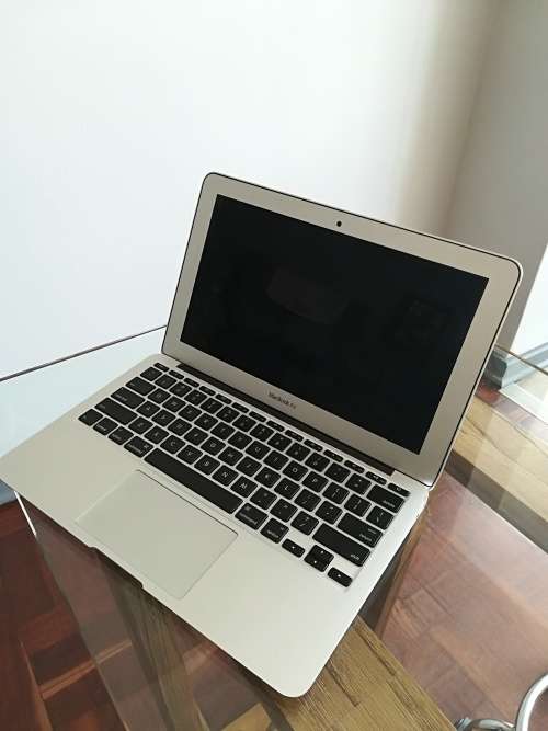 *EXCELLENT CONDITION*APPLE MACBOOK AIR i5 11"- 4GB DDR3 - 128GB HD - HD 5000 GRAPHICS
