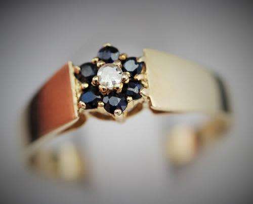 BLUE SAPPHIRE AND DIAMND FLOWER RING. 9ct GOLD