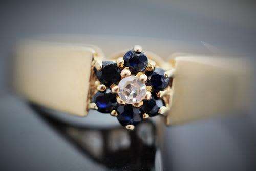 BLUE SAPPHIRE AND DIAMND FLOWER RING. 9ct GOLD