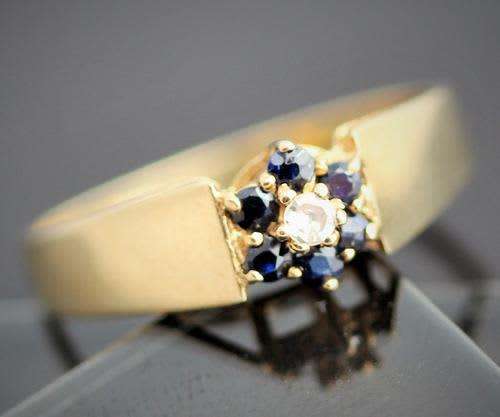 BLUE SAPPHIRE AND DIAMND FLOWER RING. 9ct GOLD