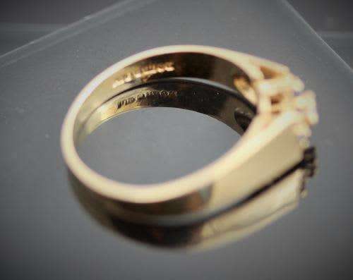 BLUE SAPPHIRE AND DIAMND FLOWER RING. 9ct GOLD