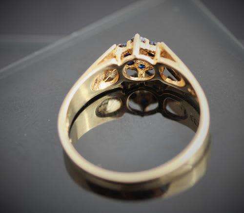 BLUE SAPPHIRE AND DIAMND FLOWER RING. 9ct GOLD