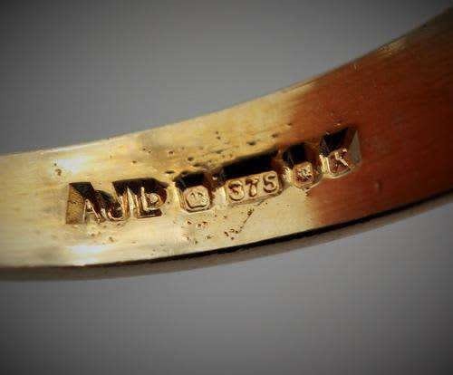 BLUE SAPPHIRE AND DIAMND FLOWER RING. 9ct GOLD